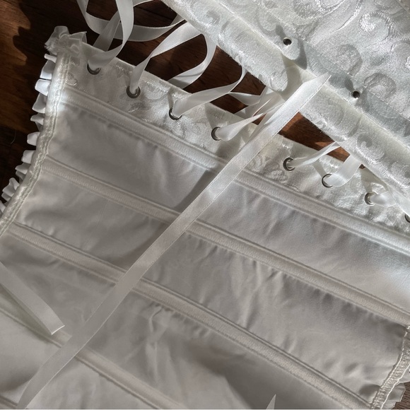 White Corset - Picture 6 of 6